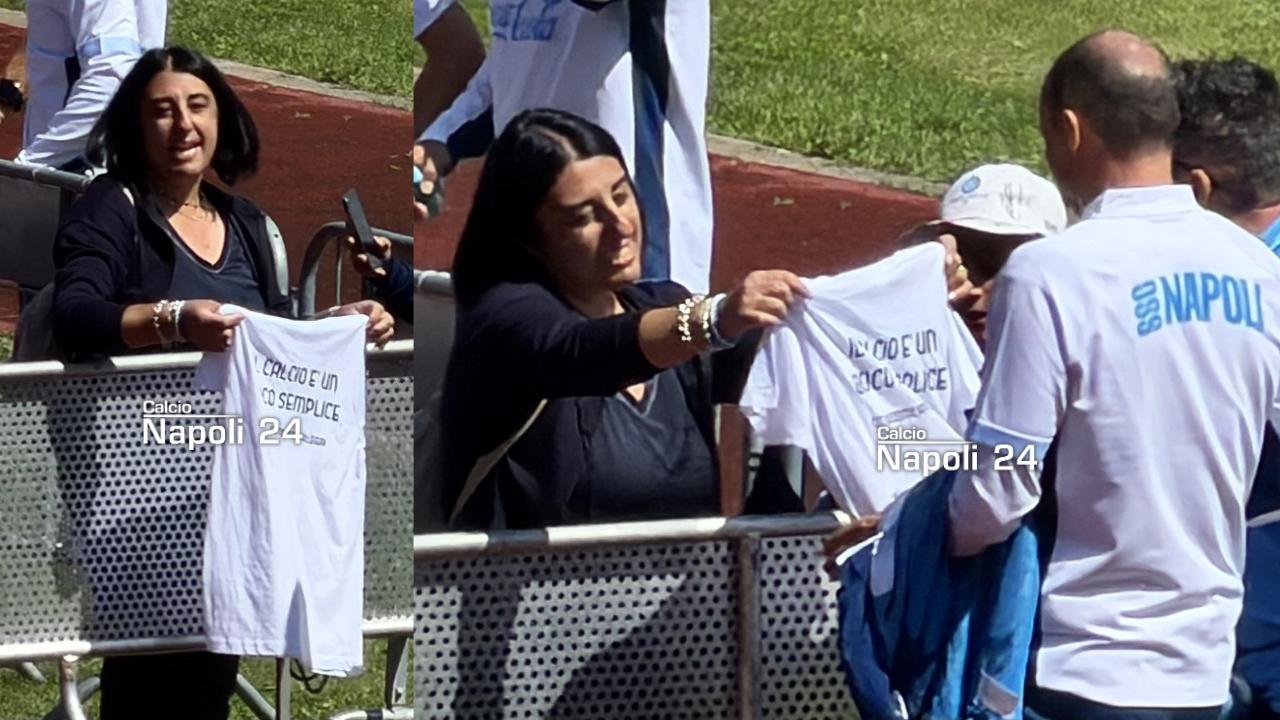 "Il calcio &egrave; un gioco semplice", Allegri fa felice una tifosa: firma autografi a fine allenamento | FOTO CN24
