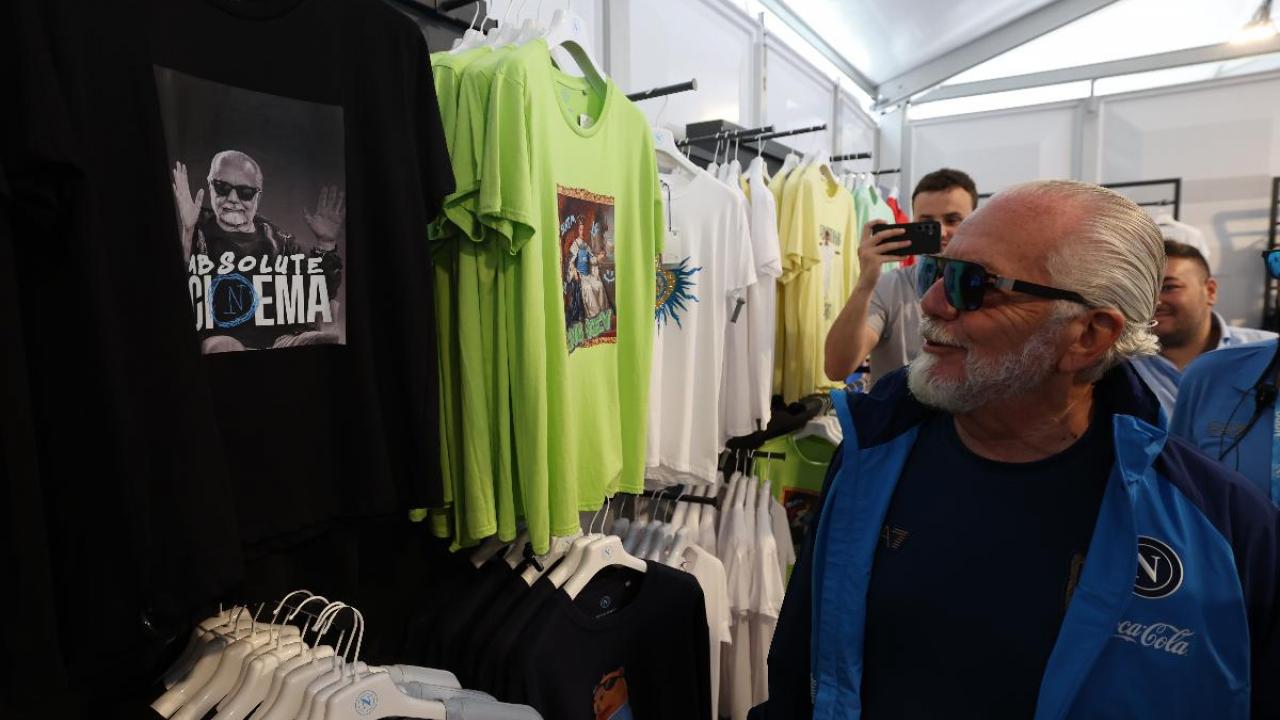 ADL vede la maglietta a lui dedicata nello store e reagisce cos&igrave; | VIDEO CN24