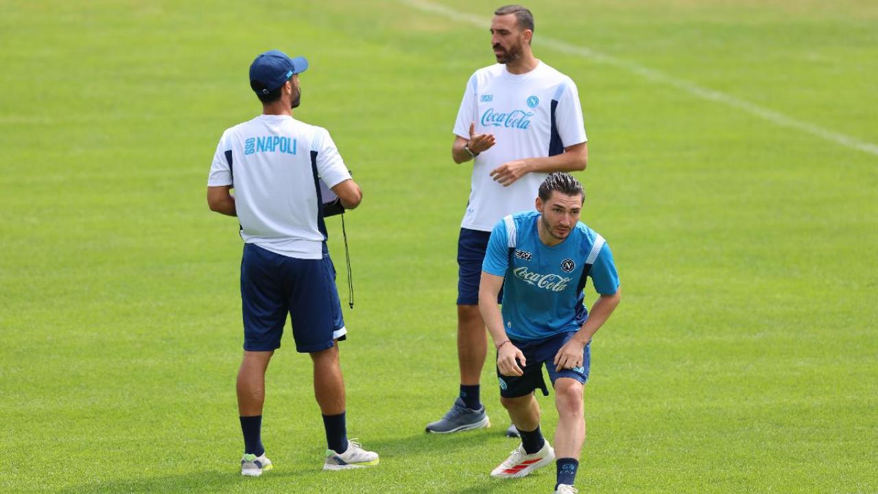 "Uno di noi!", Gilmour si rivede in campo: sostegno dei tifosi e lavoro atletico per il centrocampista | FOTO CN24