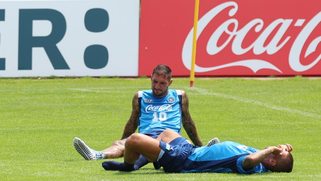 Spinazzola-Politano stremati: sdraiati in campo dopo l'allenamento matuttino | FOTOCN24