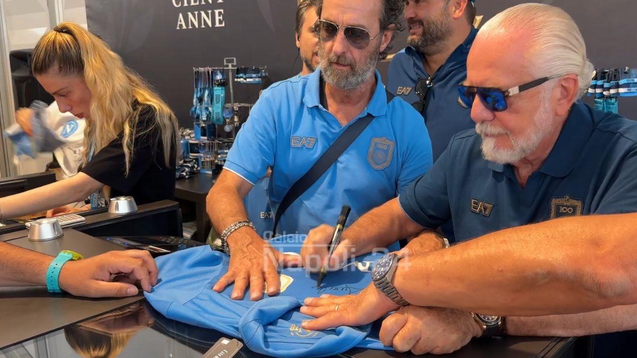 De Laurentiis piomba di nuovo allo store! Tifosi in fila: centinaia di autografi e selfie a Dimaro | VIDEO CN24