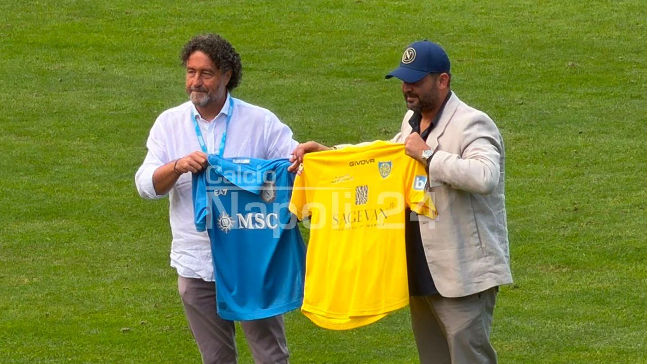 Bel gesto di amicizia tra SSC Napoli e Carrarese: scambio di maglie a centrocampo