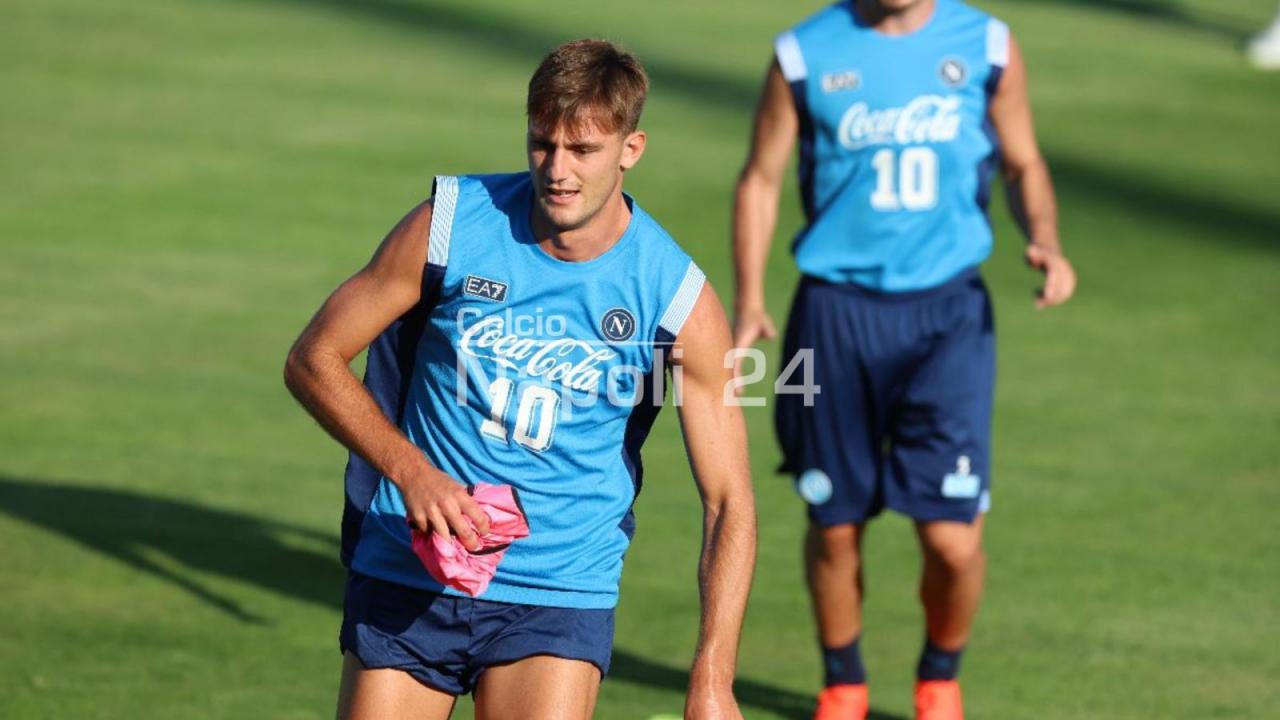 Lorenzo Lucca &egrave; regolarmente in campo: l'attaccante azzurro si allena con i compagni | FOTO CN24