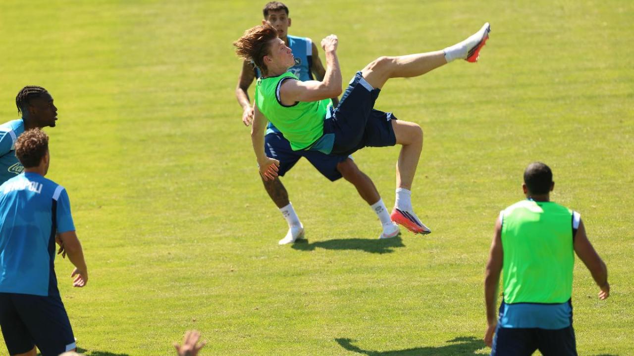 Show McTominay, prova la sforbiciata e lascia a bocca aperta i tifosi! | FOTO CN24