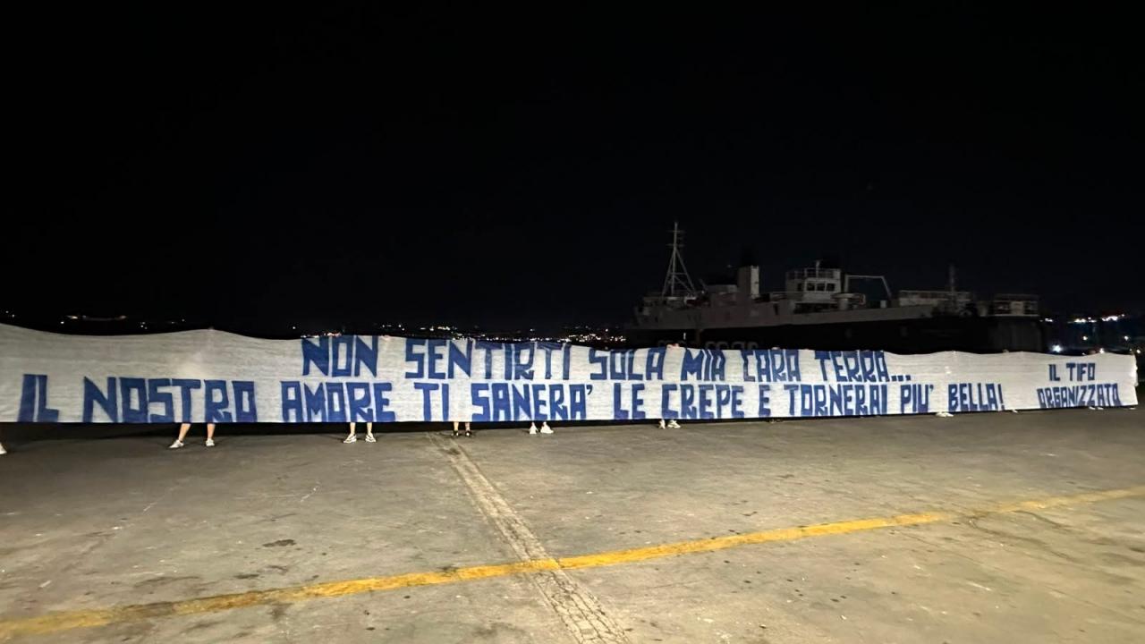 Terremoto Napoli, striscione da brividi del tifo organizzato: "Non sentirti sola mia cara terra" | FOTO