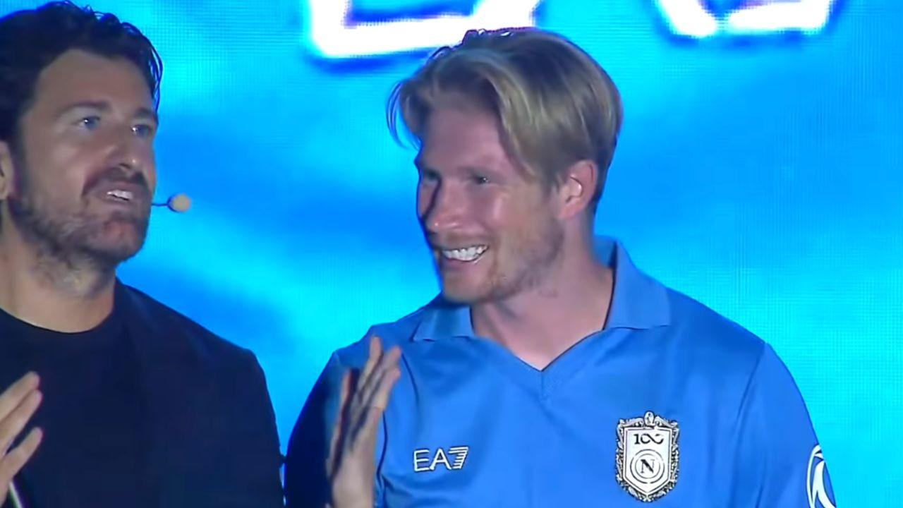 Alessandro Siani scherza con De Bruyne e McTominay! Scoppiano tutti a ridere | VIDEO