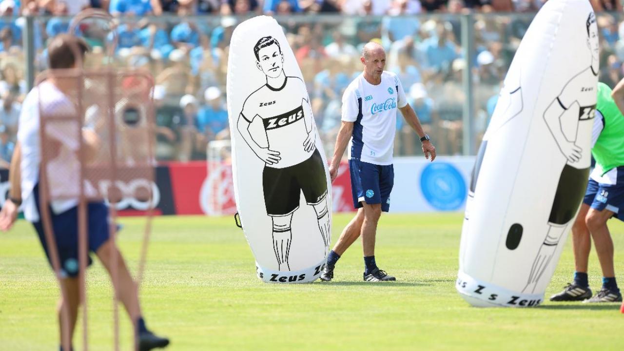 Allegri guida attaccanti e playmaker: il mister sfrutta pure i due gonfiabili in area! | FOTO CN24