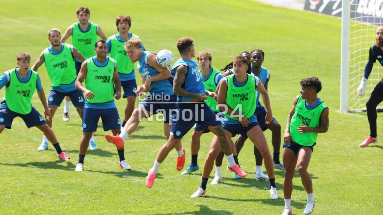 Allegri a colloquio con Anguissa, Olivera e Giovane: &egrave; sfida 10 vs 10! Tutte le immagini dell'allenamento mattutino | FOTOGALLERY CN24