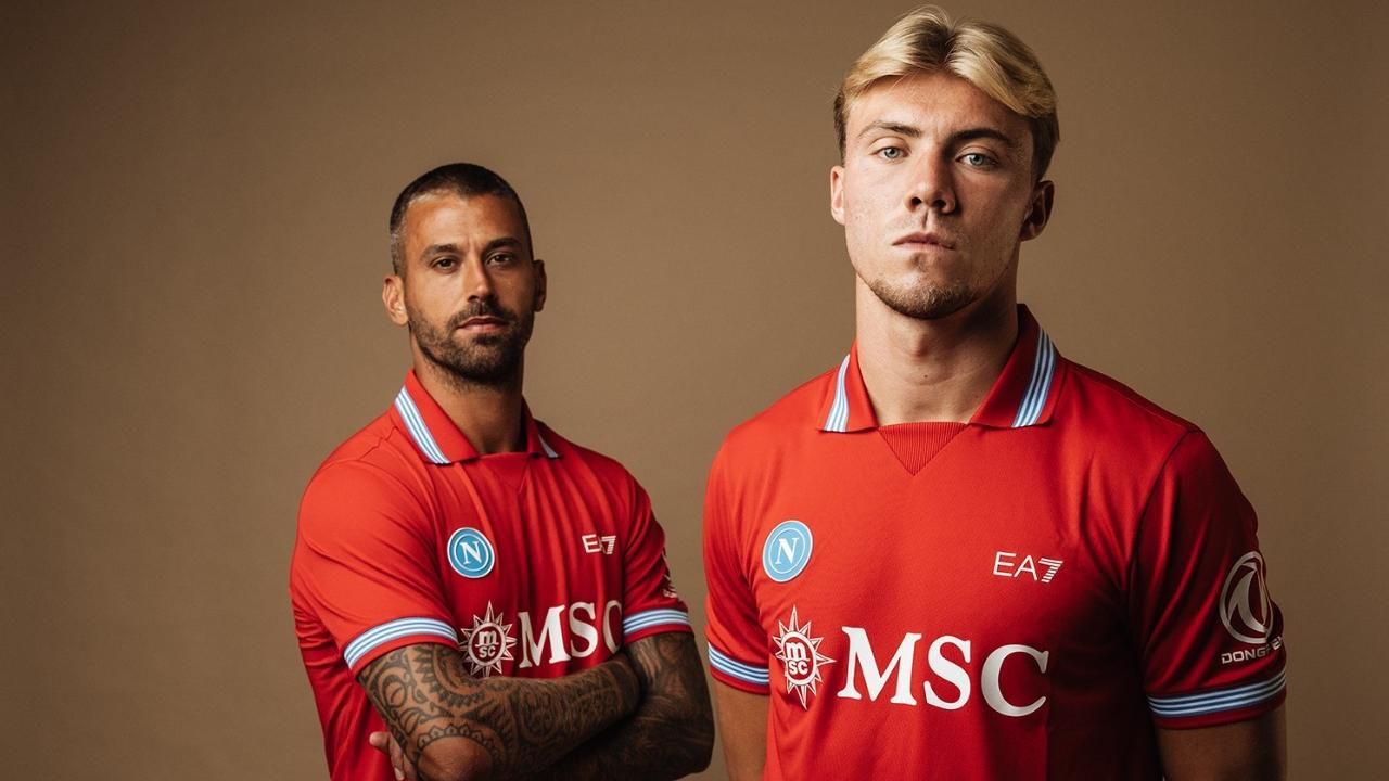 Arriva la nuova maglia rossa: ecco tutti i dettagli del kit, versioni gara e la replica | VIDEO CN24