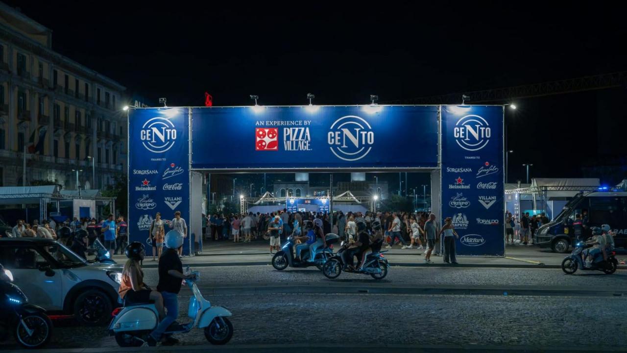 "Napoli 100", straordinaria affluenza a Piazza Municipio: gratis ai tifosi migliaia di pizze, bevande e confetti