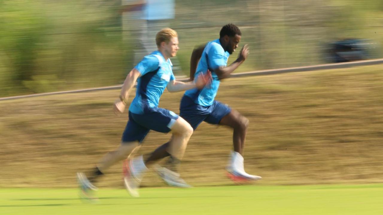 Il 'calcio' di Alisson e la coppia De Bruyne-Badiashile in motion-blur: la rifinitura del Napoli pre-Arsenal | FOTOGALLERY CN24