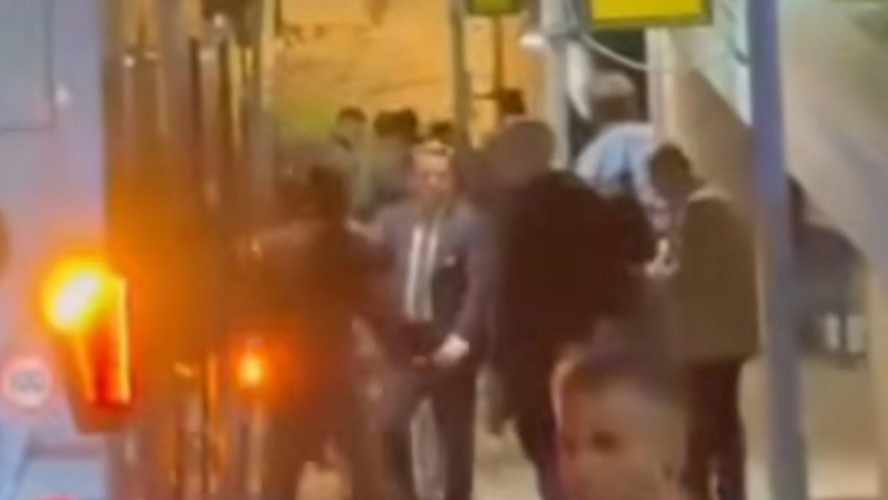 Pioggia di fischi per l'Arsenal arrivato in tarda serata al Vulcano Buono | VIDEO