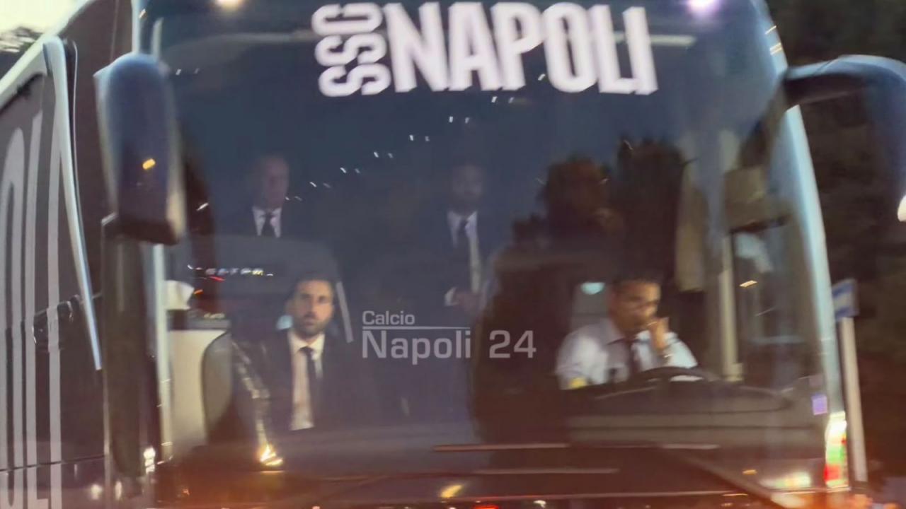 L'Arsenal di Arteta è a Fuorigrotta: l'arrivo del pullman al Maradona - VIDEO