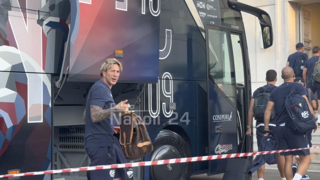 Il Bologna &egrave; arrivato in hotel a Napoli: il gesto di Bernardeschi | VIDEO CN24