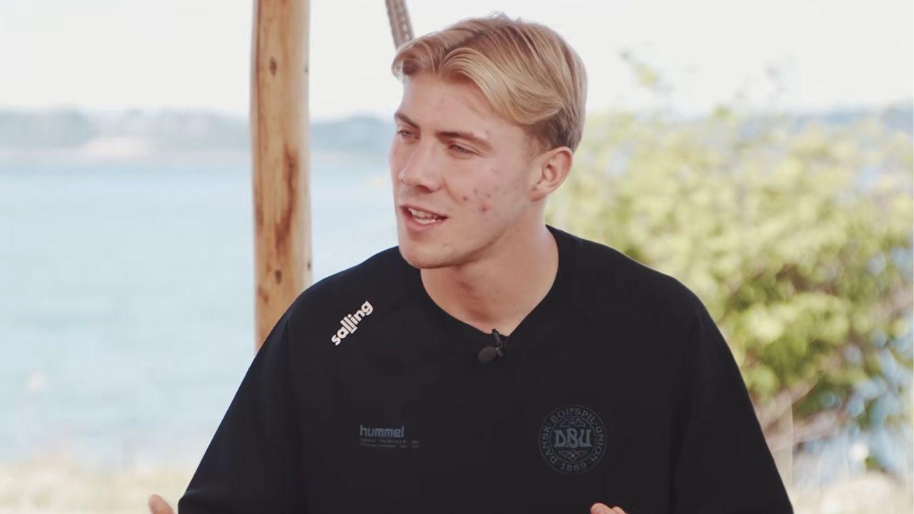 Hojlund: "Che bello essere al Napoli! Il Maradona e Old Trafford gli stadi pi&ugrave; belli in cui abbia mai giocato. In Italia fa molto caldo, vi racconto le differenze con la Danimarca"