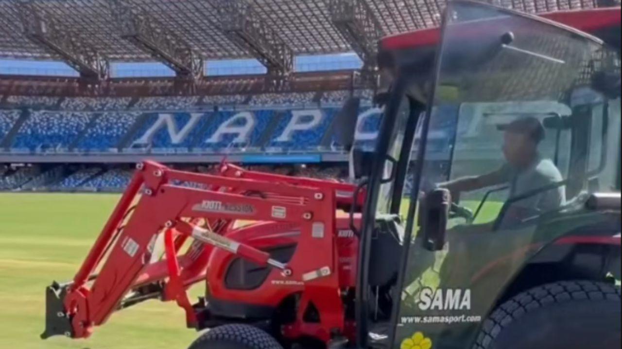Il Maradona si rifà il look: lavori al manto erboso in vista del Frosinone | VIDEO