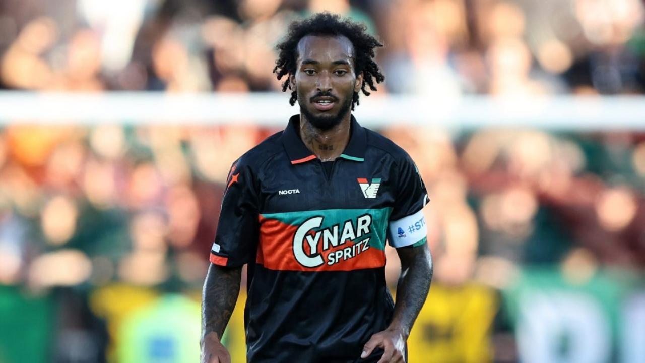 Venezia, Busio si ferma nella gara contro la Fiorentina: l'entità dell'infortunio