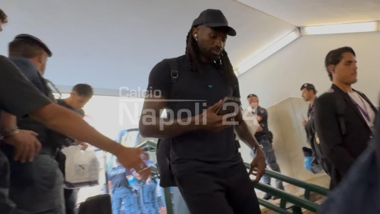 Il Napoli torna in città dopo il pari di Firenze, solo 10 giocatori presenti: la decisione di Allegri e il suo staff | VIDEO CN24