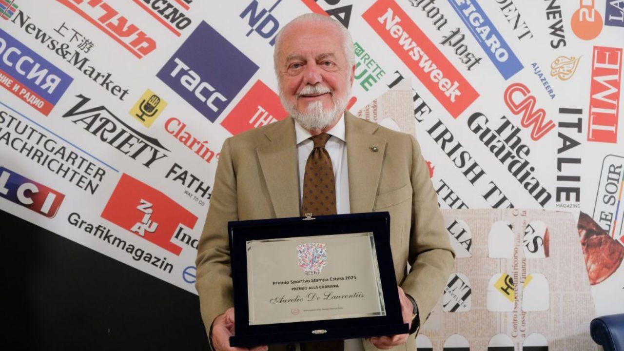 Film centenario Napoli, De Laurentiis: "Pu&ograve; essere di quattro ore, andr&agrave; sulle piattaforme streaming! C'&egrave; una scena col ciuccio che far&agrave; impazzire i bambini"