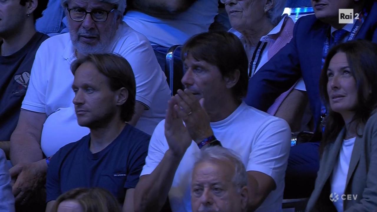 Italia-Finlandia, che sorpresa agli Europei di volley: sugli spalti c'&egrave; anche Antonio Conte! | FOTO