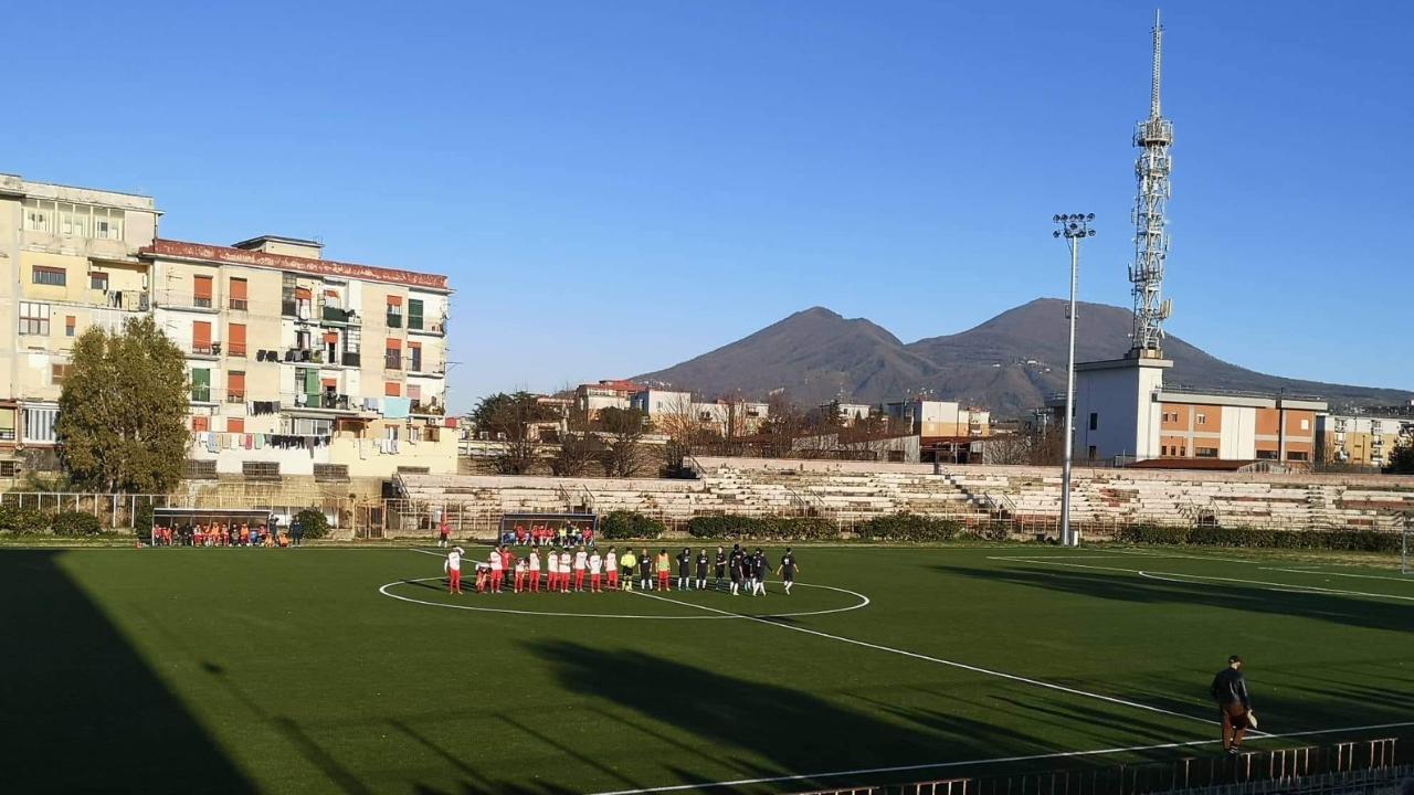 C'&egrave; uno stadio che rischia di danneggiare la prima squadra di calcio partenopea dopo il Napoli