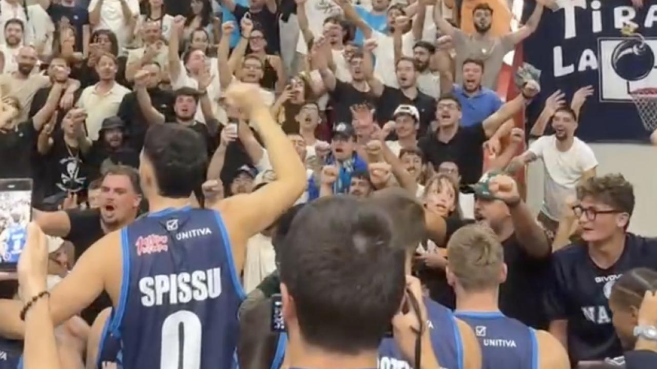 Il Napoli basket vince ancora: delirio giocatori-tifosi a fine partita | VIDEO CN24
