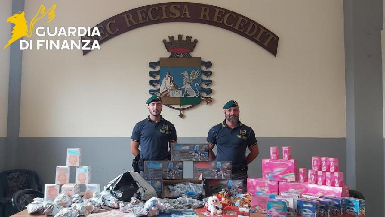 La Guardia di Finanza di Napoli ha sequestrato 2.338 magliette contraffatte del Napoli e denunciato una persona
