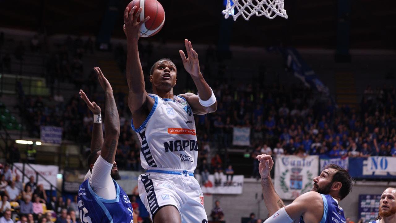 Napoli Basketball a valanga, 99-80 in trasferta a Cantù e primo posto! Debutto da top scorer per Ramsey