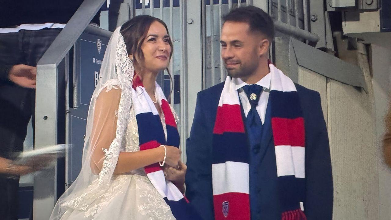 Chicca in Sardegna: neo-sposi sugli spalti per Cagliari-Juve | FOTO