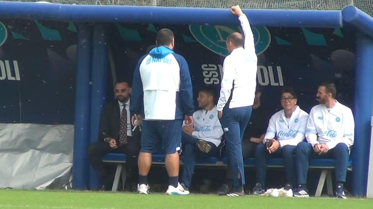 Invasione di moscerini a Castel Volturno durante l'allenamento del Napoli | VIDEO