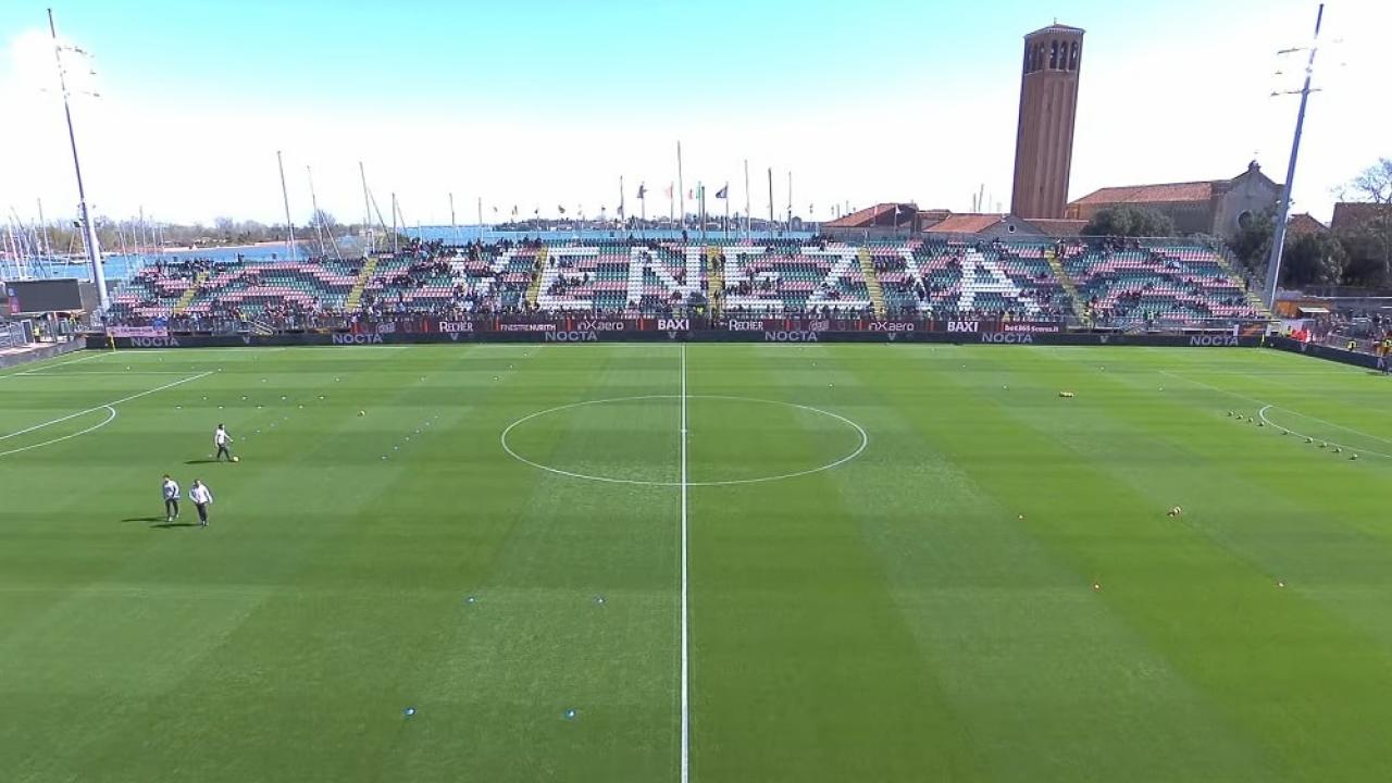 "Odio Napoli!": clima rovente allo stadio Penzo, cori beceri contro gli azzurri