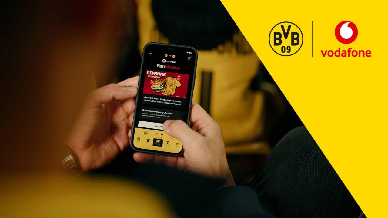 Geniale Borussia Dortmund, premi ai tifosi che disattivano il telefono allo stadio: no agli influencer, sì al tifo