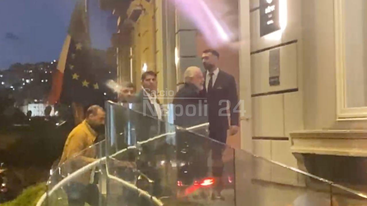 I tifosi aspettano la Roma, a sorpresa…De Laurentiis in <i>ritiro</i> | VIDEO CN24