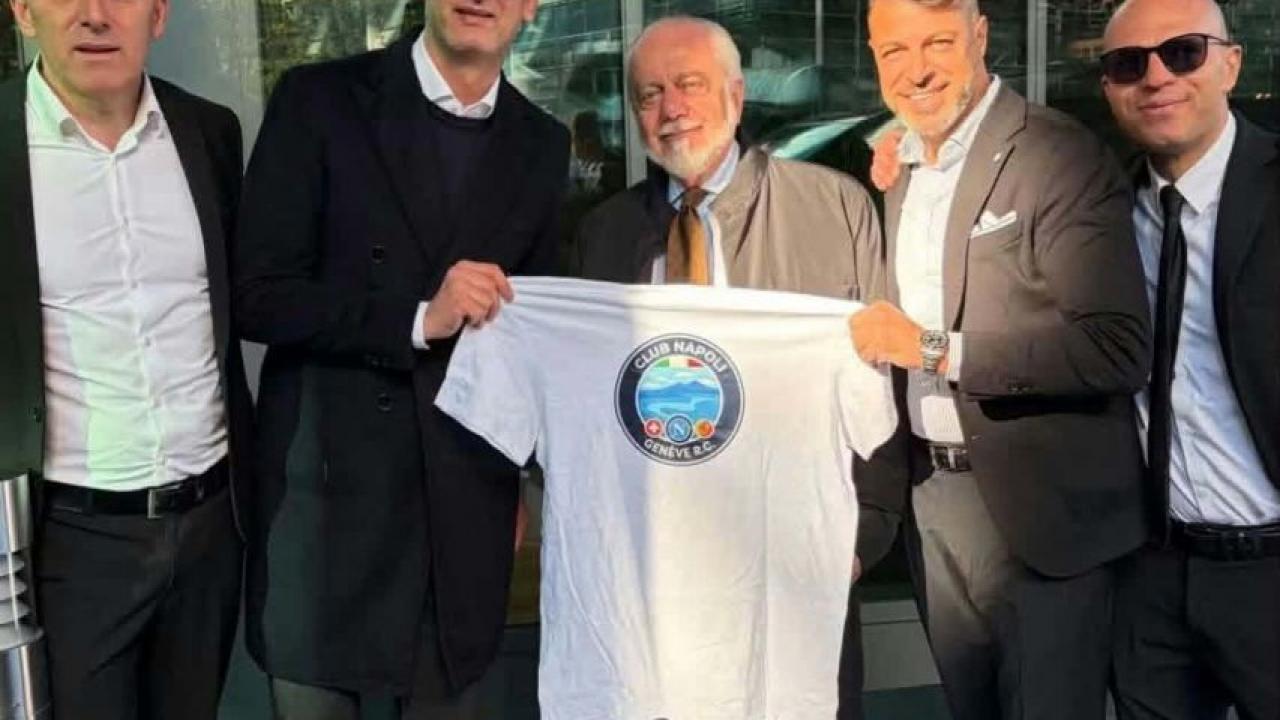 De Laurentiis oggi alla sede MSC di Ginevra: scatto con alcuni tifosi del Napoli | FOTO