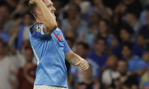 SSC Napoli: Piotr Zielinski è uscito dopo il primo tempo del match contro l'Ajax per un trauma contusivo al polpaccio destro