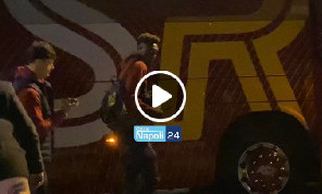 Roma arrivata a Napoli, accoglienza di fuoco: Dybala e Abraham bersagliati dai tifosi | VIDEO CN24