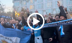 Invasione di napoletani a Madrid! Guardate quanti tifosi cantano in piazza | VIDEO