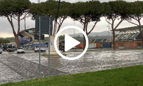 Empoli, temporale in corso: grandine e tuoni allo stadio Castellani | VIDEO
