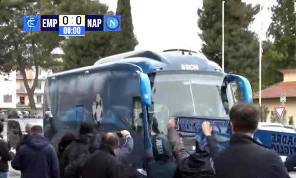 Il Napoli arriva a Empoli! Squadra accolta dal coro Fuori le p***e! dei tifosi napoletani! | VIDEO