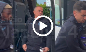 Napoli in ritiro a Caserta, giocatori scuri in volto: tanti tifosi chiedevano un autografo o un selfie | VIDEO CN24