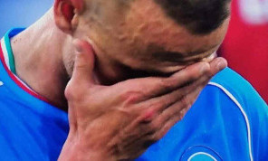 Lobotka in lacrime dopo Napoli-Bologna 0-2! Piange afflitto in mezzo al campo | VIDEO