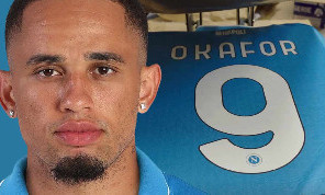 Okafor come...Osimhen e Higuain: ha scelto il numero 9 | VIDEO