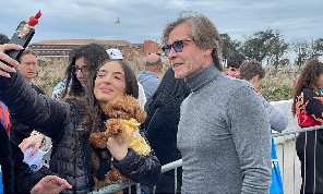 Lele sei un uomo d'altri tempi: Oriali con i tifosi a Castel Volturno, spunta un quadro di Maradona! | VIDEO