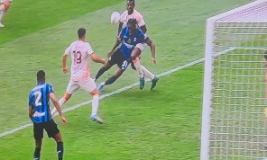 Inter-Roma, Gervasoni avrebbe bussato per evitare il rigore Ndicka-Bisseck: acquisiti i file originali, lite violenta con Nasca