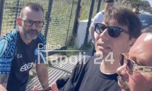 Calma, la faccio con tutti la foto, delirio a Castel Volturno per mister Conte | VIDEO