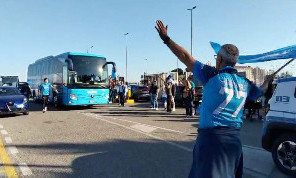 Lecce-Napoli, accoglienza fantastica per il pullman azzurro all'arrivo in città | VIDEO CN24