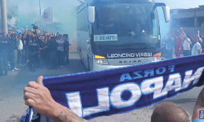 Il Napoli arriva a Capodichino e si scatena la bolgia! La squadra parte così per Parma | VIDEO