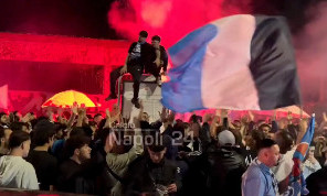 Napoli in festa dopo lo 0-0 a Parma! Tifosi radunati a Capodichino per attendere la squadra | VIDEO
