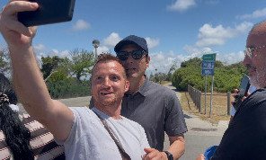 Rimani a Napoli, mister. Conte incontra i tifosi a Castel Volturno per foto e autografi | VIDEO CN24