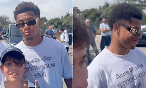 David Neres si ferma con i tifosi a Castel Volturno, sentite che cosa gli dicono! | VIDEO